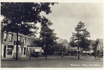 8364 Gezicht op enkele winkels aan de Julianalaan te Bilthoven uit het westen.